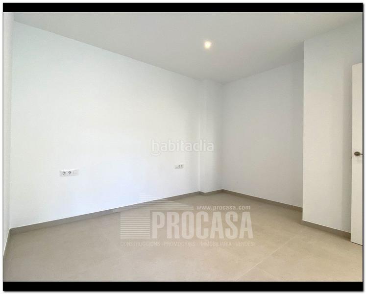Foto a84115cd-9c0a-4893-88cd-933741d4f95e. Chalet casas con piscina de nueva construcción en Empuriabrava