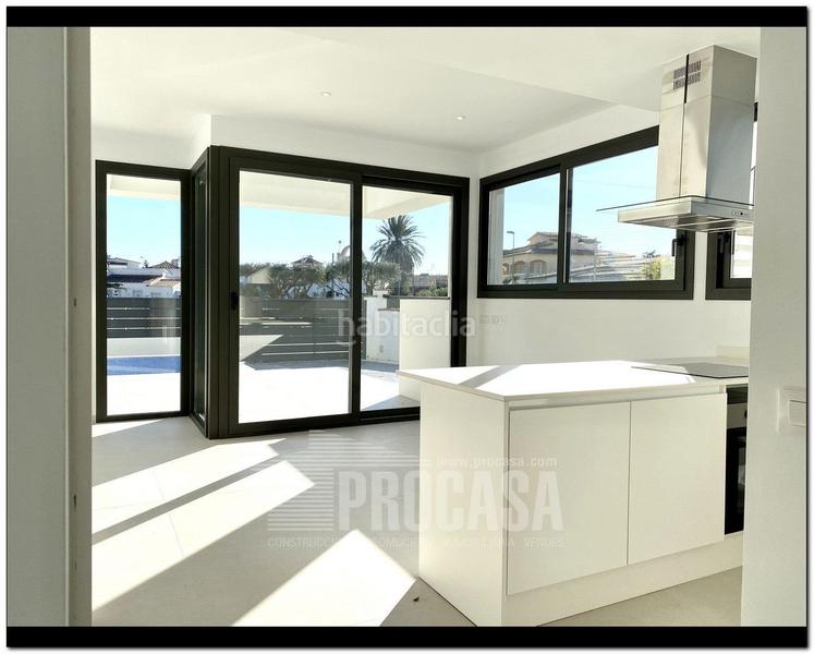 Foto bcf1459b-5da9-4dc7-8822-206b339b4583. Chalet casas con piscina de nueva construcción en Empuriabrava