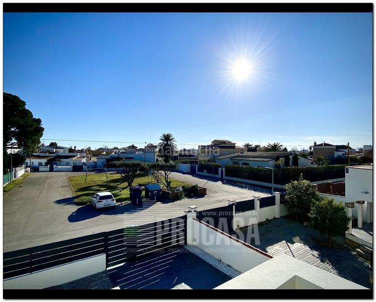 Foto c106050f-9e1d-4ea2-b85d-c3969f98f99f. Chalet casas con piscina de nueva construcción en Empuriabrava