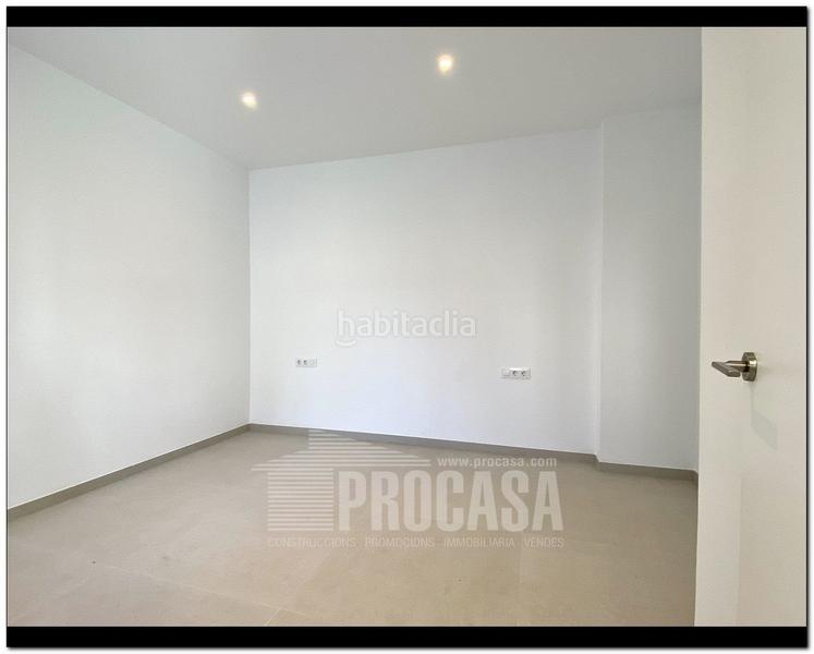 Foto c8d67173-ef3d-4d2b-813e-6eb4b237a7c0. Chalet casas con piscina de nueva construcción en Empuriabrava