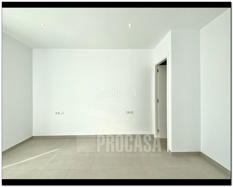 Foto d08f12ee-dda9-41c7-a1f5-3c5a56fe33ad. Chalet casas con piscina de nueva construcción en Empuriabrava