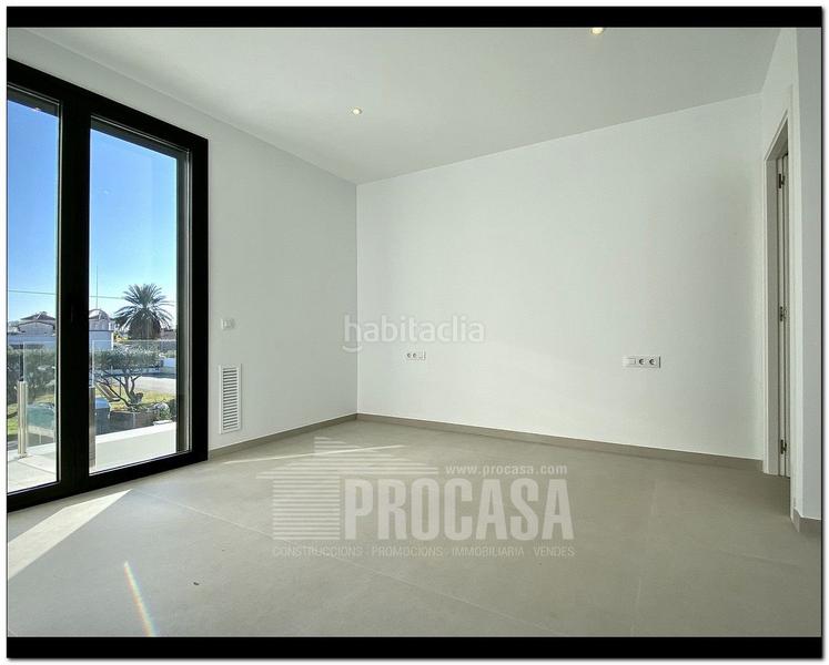 Foto d87d1320-a59a-407e-a3af-77219ee93fb7. Chalet casas con piscina de nueva construcción en Empuriabrava
