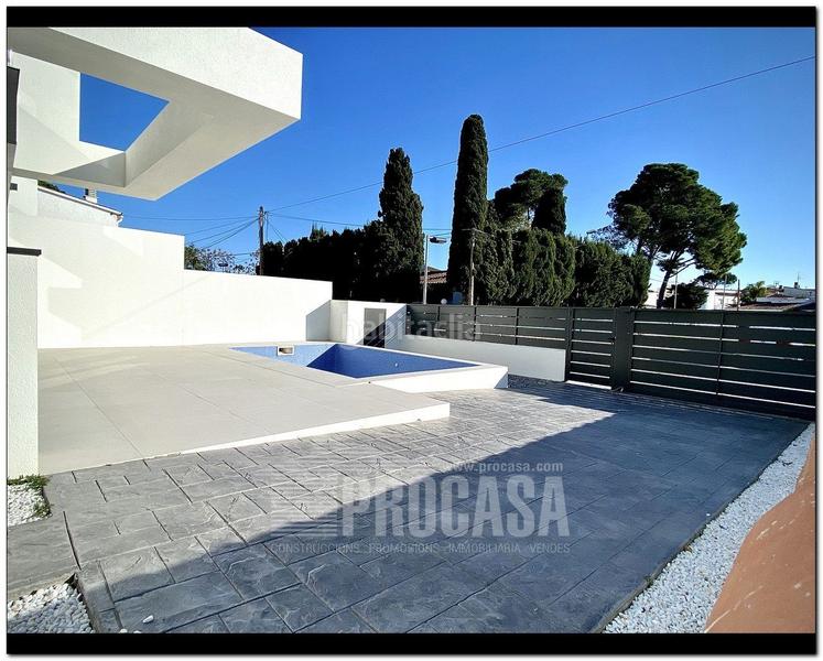 Foto f363c9f8-1b74-4509-9cf1-8c40fd839110. Chalet casas con piscina de nueva construcción en Empuriabrava