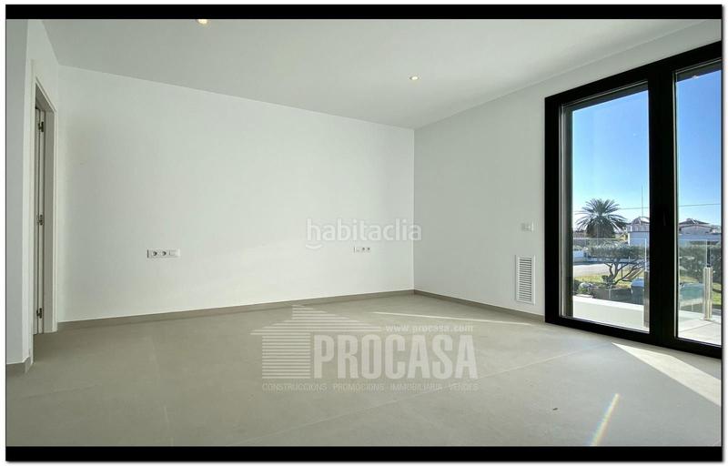 Foto 06f6f349-c321-4516-928b-87b81a2495dd. Chalet casas con piscina de nueva construcción en Empuriabrava