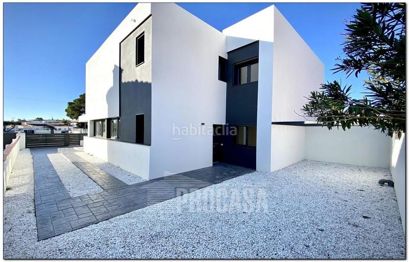 Foto 10268e85-d56e-4f31-82b9-c96bcb6d3ad0. Chalet casas con piscina de nueva construcción en Empuriabrava