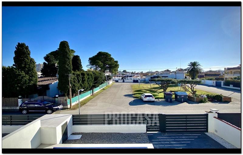 Foto 1a5dd607-f552-4a94-97f9-f3f0e9cba876. Chalet casas con piscina de nueva construcción en Empuriabrava