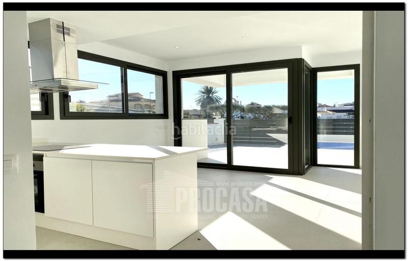 Foto 3e8ac6e6-1fe6-400a-8000-213d1fbcc973. Chalet casas con piscina de nueva construcción en Empuriabrava