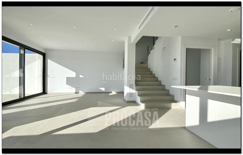 Foto 556d0753-02c1-42c6-adf2-7f4ee3a778b1. Chalet casas con piscina de nueva construcción en Empuriabrava