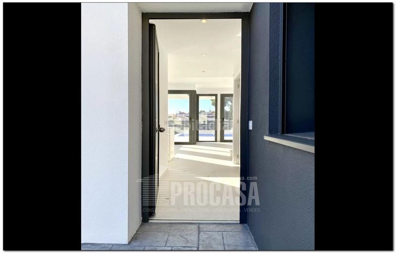 Foto 75800418-9d5c-4cbd-888b-c47757ecdfb9. Chalet casas con piscina de nueva construcción en Empuriabrava