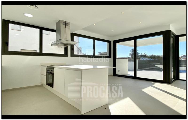 Foto a7090b32-e2ed-4c8f-91e5-02dca01722da. Chalet casas con piscina de nueva construcción en Empuriabrava