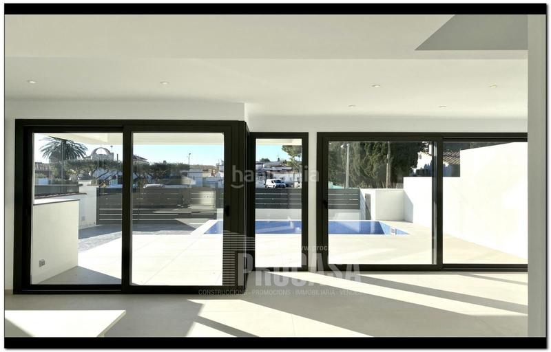 Foto be9e7f7e-fb92-4972-b5bc-719f5358097f. Chalet casas con piscina de nueva construcción en Empuriabrava
