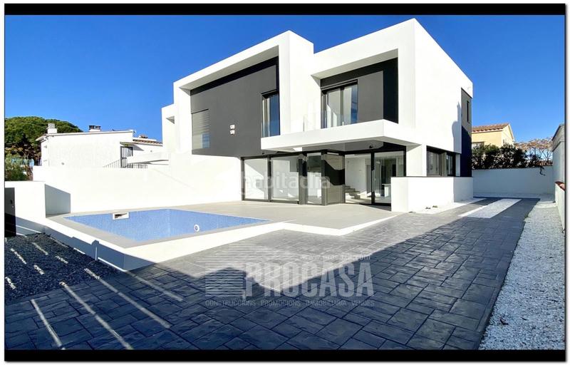 Foto c0a3254f-f5db-44b7-bdad-441350d03b93. Chalet casas con piscina de nueva construcción en Empuriabrava
