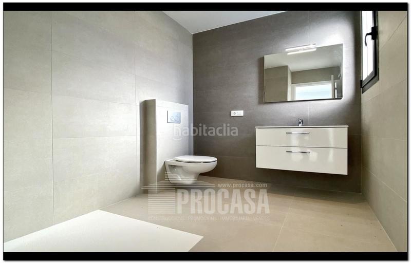 Foto cb699204-c087-48bf-a72f-a8cf00ebb163. Chalet casas con piscina de nueva construcción en Empuriabrava