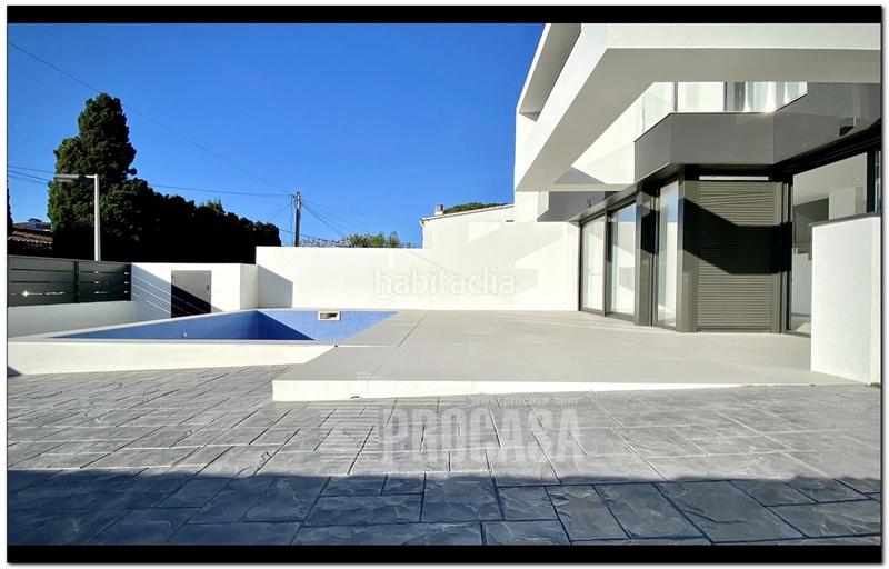 Foto d1e118f7-dbc6-4e20-9a82-c2b19600d371. Chalet casas con piscina de nueva construcción en Empuriabrava