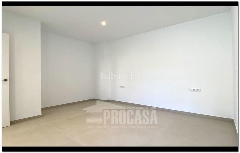 Foto d9962bdd-66d4-4657-ba28-d74e046ab29b. Chalet casas con piscina de nueva construcción en Empuriabrava