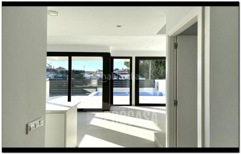 Foto d9e8eb87-9959-4b6f-968d-8d3b16f2092e. Chalet casas con piscina de nueva construcción en Empuriabrava