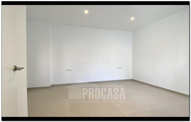 Foto ebb97364-60cf-4df8-a94d-fadcfec361dd. Chalet casas con piscina de nueva construcción en Empuriabrava