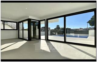 Xalet  Requesens. Casas con piscina de nueva construcción