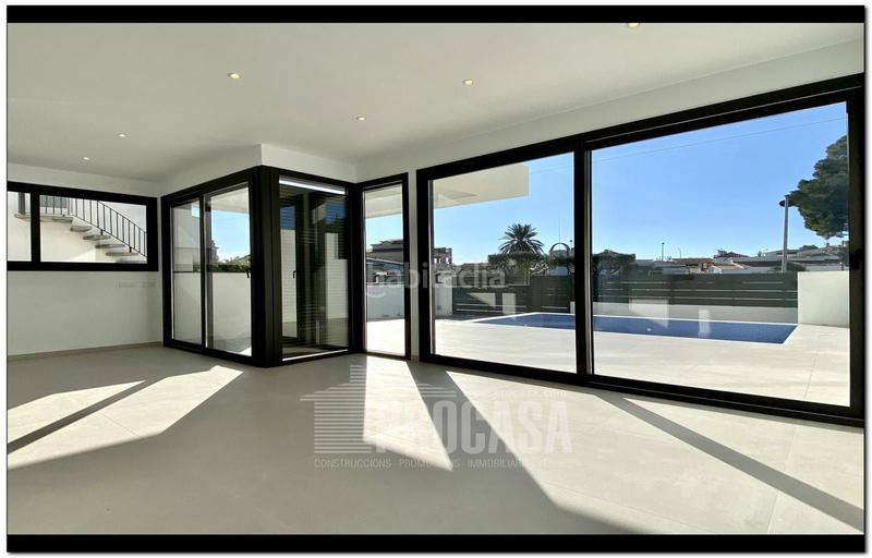 Foto fcea7fac-9d2a-450d-bf0d-ad667f3f2e83. Chalet casas con piscina de nueva construcción en Empuriabrava