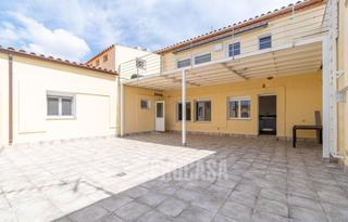 Xalet  Toribi duran pge. i 20. Casa de grandes volúmenes en castelló dempuries