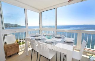 Pis  Canyelles. Apartamento en primera línea de mar