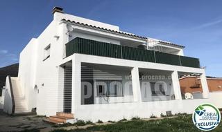 Chalet  Baix llobregat. Encantadora casa renovada en zona residencial