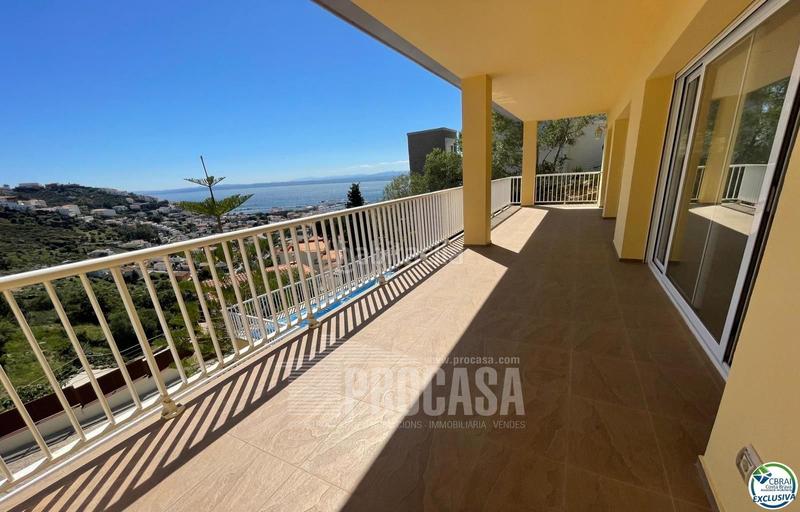 Foto 198956f5-6622-467f-b701-2fcd0a66eeb7. Chalet preciosa casa con vistas al mar y a la piscina en Roses