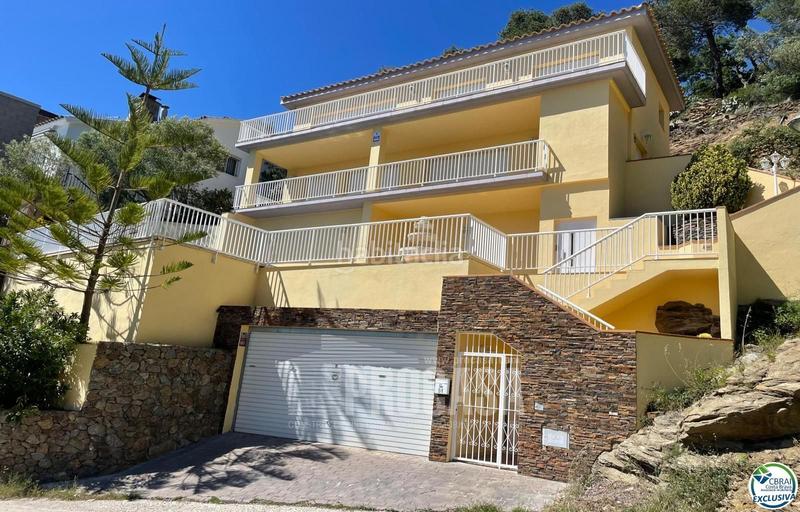 Foto 5e7b2521-e7ec-4eb6-9855-2edc50c65ba0. Chalet preciosa casa con vistas al mar y a la piscina en Roses