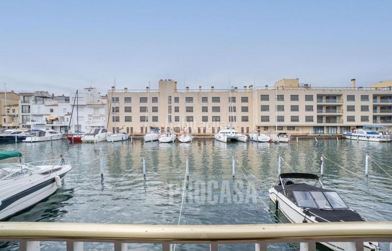 Foto 410bc079-e35c-46ff-8562-1978b7c56d91. Piso apartamento antes de los puentes,vistas al canal, amarre de 3,45 x 10m en Empuriabrava
