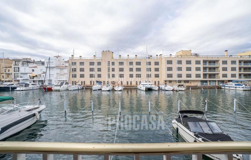 Foto 439114f9-1481-4efc-bac0-0227ce54e581. Piso apartamento antes de los puentes,vistas al canal, amarre de 3,45 x 10m en Empuriabrava