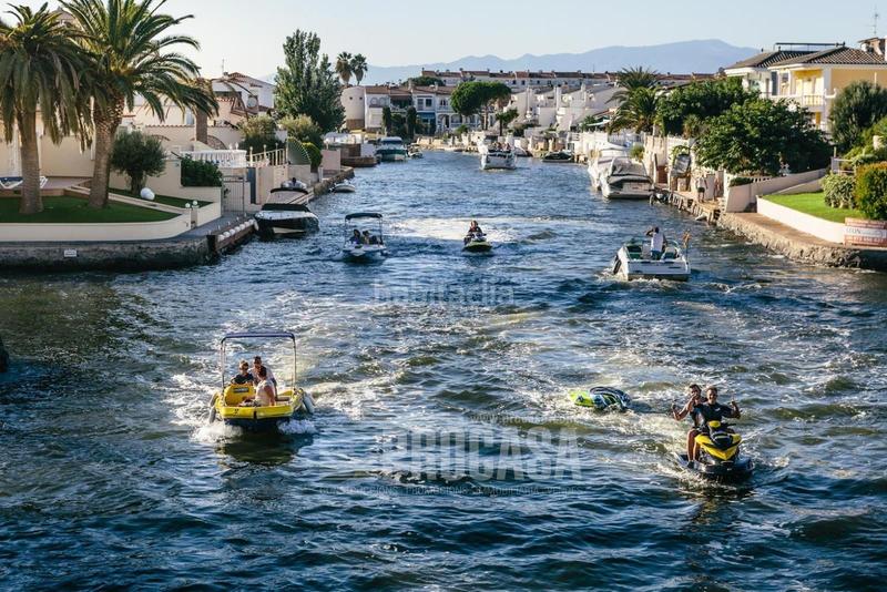 Foto 7f9fe7b9-ce33-4623-9788-ed49abd03bca. Piso apartamento antes de los puentes,vistas al canal, amarre de 3,45 x 10m en Empuriabrava