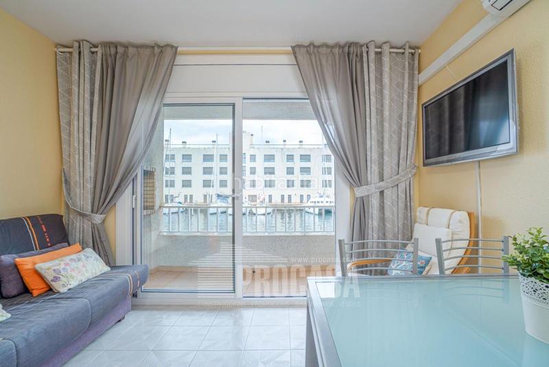 Foto b713132b-e8f1-4ebb-954e-89e3f6ba1b60. Piso apartamento antes de los puentes,vistas al canal, amarre de 3,45 x 10m en Empuriabrava