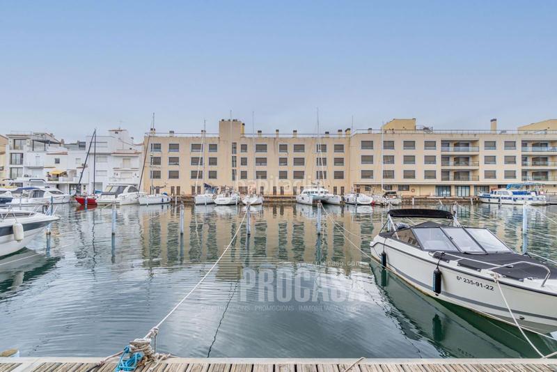 Foto bbb1e072-74c1-4b6a-910b-13cb00f3c5ac. Piso apartamento antes de los puentes,vistas al canal, amarre de 3,45 x 10m en Empuriabrava