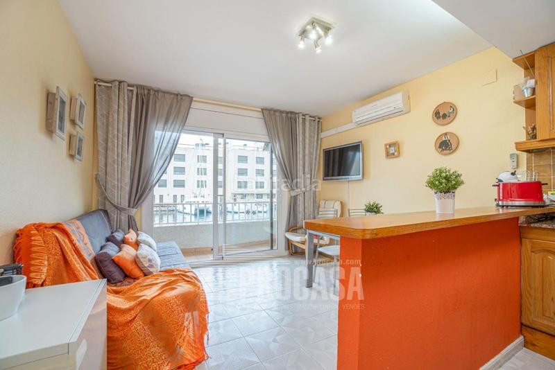 Foto d1f04aac-ba52-4945-9b32-57eb9bf47e64. Piso apartamento antes de los puentes,vistas al canal, amarre de 3,45 x 10m en Empuriabrava