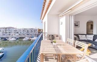 Pis  Port empordà. Magnífico ático con preciosas vistas al canal