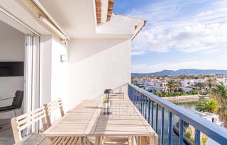 Appartement  Port empordà. Precioso apartamento en la última planta con vistas al canal y a