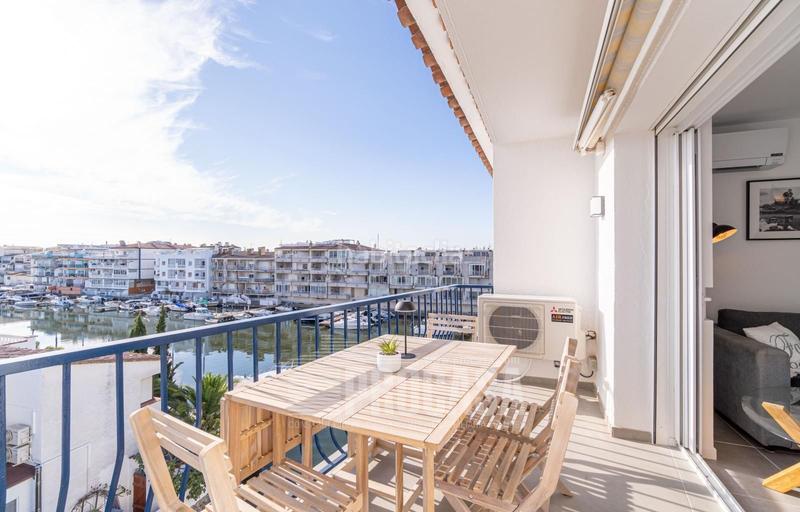 Foto 06de2f03-ea53-4dfe-80f7-29bf4be4667b. Piso precioso apartamento en la última planta con vistas al canal y amarre privado en Empuriabrava
