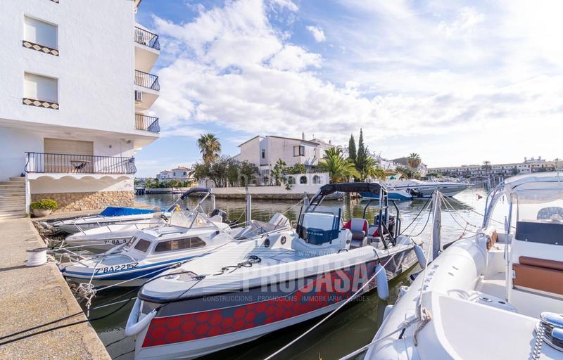 Foto 07223beb-0d8c-4bde-83d5-fb66a72d5d8b. Piso precioso apartamento en la última planta con vistas al canal y amarre privado en Empuriabrava