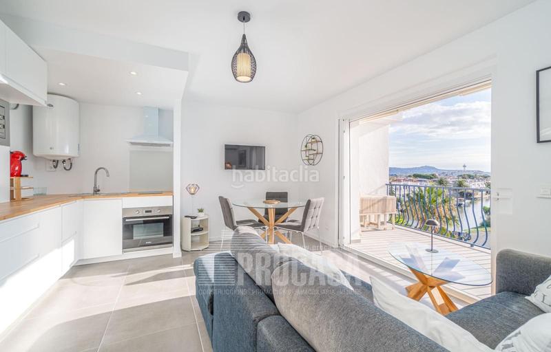 Foto 74f6bc52-db9e-4a9b-8bd3-86f320705207. Piso precioso apartamento en la última planta con vistas al canal y amarre privado en Empuriabrava