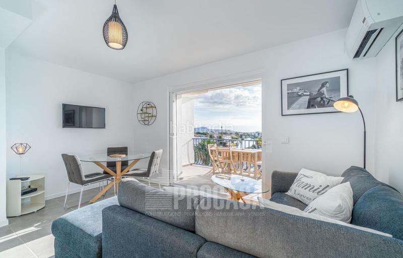 Foto a519aa65-6da6-463c-a62a-37779b0265e6. Piso precioso apartamento en la última planta con vistas al canal y amarre privado en Empuriabrava