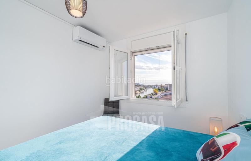 Foto e4873fcb-6886-4c86-b5c1-d539a1a15fcd. Piso precioso apartamento en la última planta con vistas al canal y amarre privado en Empuriabrava