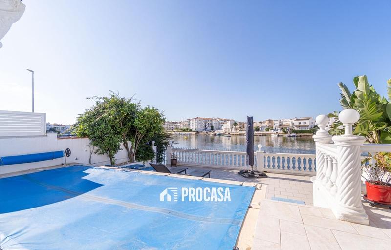Foto 0288322b-40d7-42a1-8cba-c9b30ce2856e. Chalet con parcheggio piscina in Sant Maurici Empuriabrava