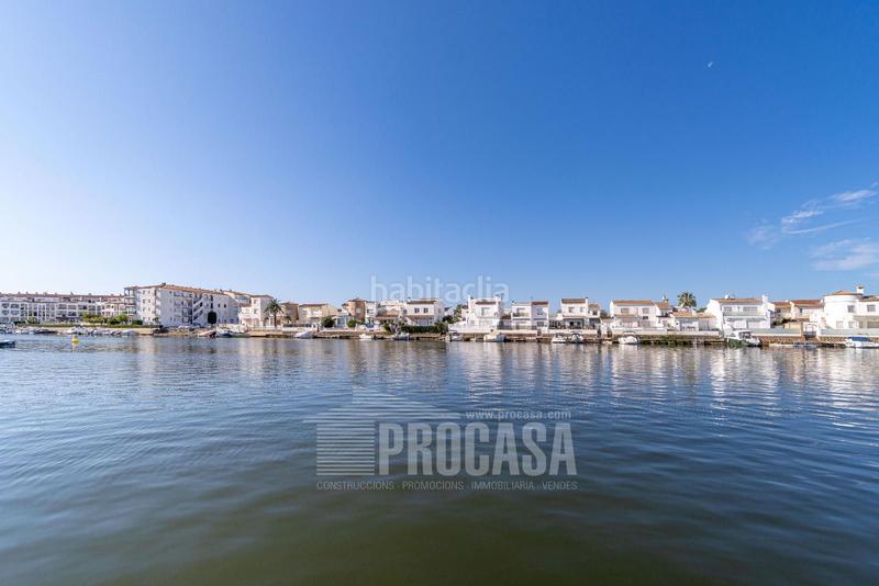Foto 573c2a02-5eb1-4ee0-86ab-7da3e2e588c8. Chalet con parcheggio piscina in Sant Maurici Empuriabrava