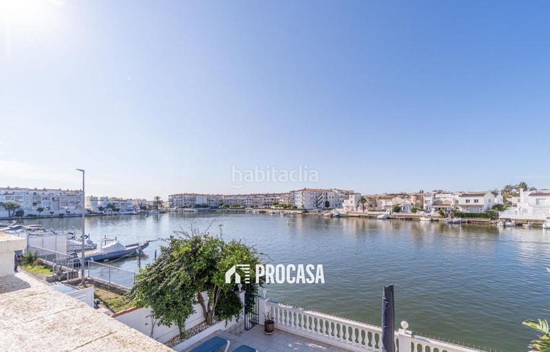 Foto a25cd4f6-ccbd-451f-8357-6cdc56b6d296. Chalet con parcheggio piscina in Sant Maurici Empuriabrava