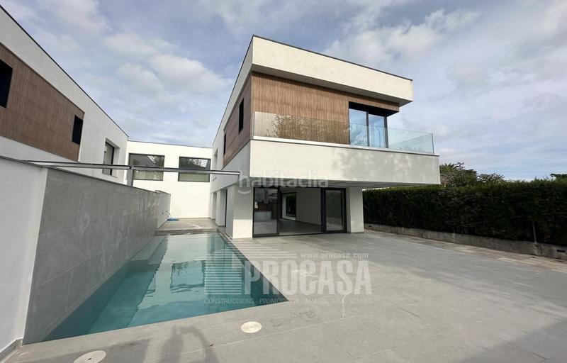 Foto 5bc6bfdc-1a87-46cf-8c7f-65e7f10f9690. Chalet fantástica casa de nueva construccion en el centro en Empuriabrava