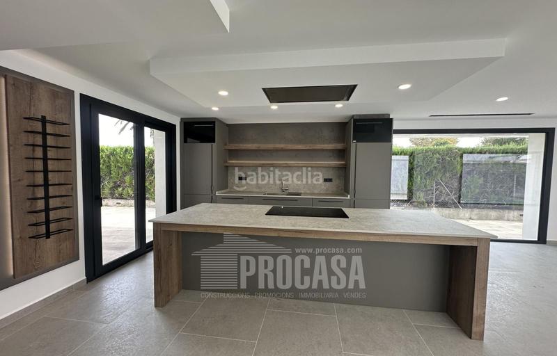 Foto f58c5a76-e0bd-4ee7-84c1-a1aca048fbe8. Chalet fantástica casa de nueva construccion en el centro en Empuriabrava