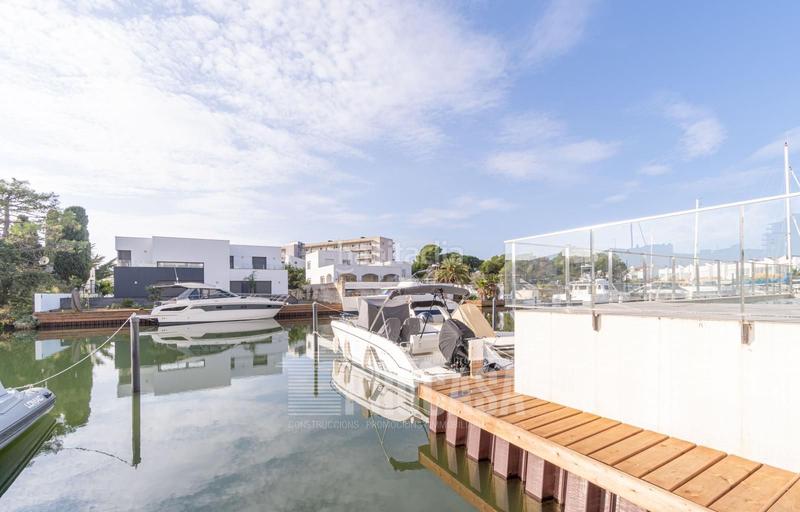 Foto 1a3bfe49-a4bd-4ee4-a9ee-89a1b159195d. Attique avec chauffage parking piscine dans Santa Margarida Roses