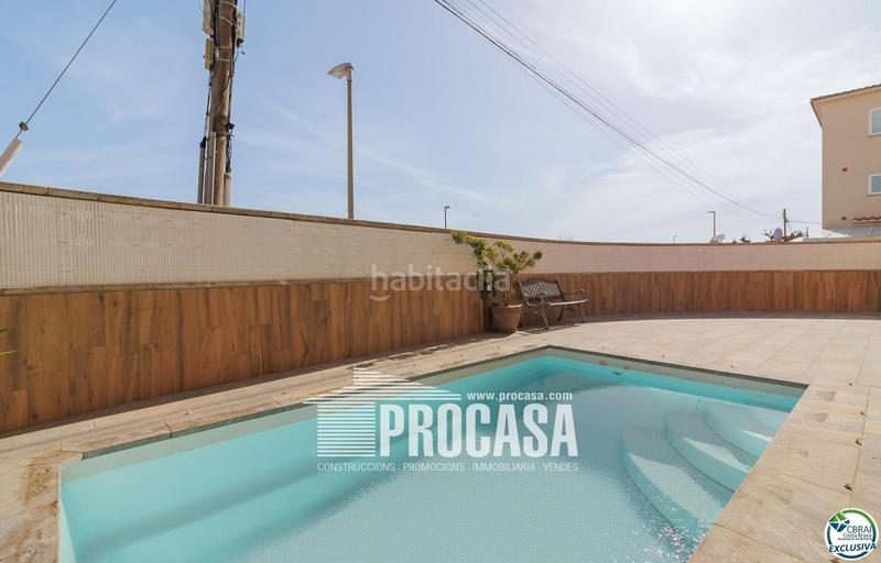 Foto b495e137-e373-4453-b91c-eb11c77e0d04. Casa adossada amb calefacció aparcament piscina a Empuriabrava