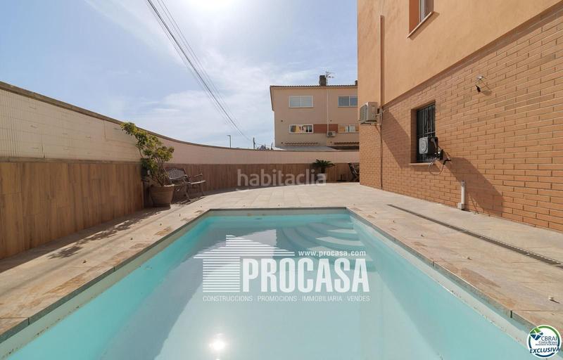 Foto bd730b1c-1c75-4880-a0d5-c3203abd3076. Casa adossada amb calefacció aparcament piscina a Empuriabrava