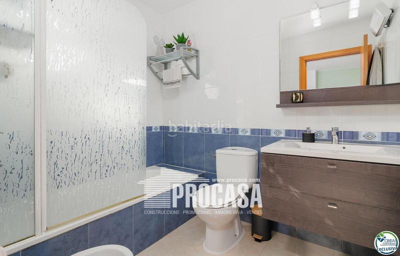 Foto d4def7db-6dc7-4772-be00-47e68960cb1e. Casa adossada amb calefacció aparcament piscina a Empuriabrava